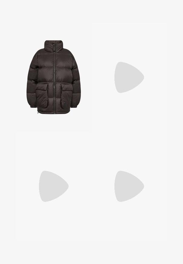 Puffjakke i mørkebrun, med høj krave, frontlynlås og to store klaplommer med en quiltet struktur.; Sort kortærmet top lavet af strækbart stof, med et tætsiddende design og samling detaljer på siderne. Glat tekstur, klassisk form.; Sorte polyester culotte bukser med elastisk talje, to forpiber og en løs silhuet. Ingen synlige mønstre eller hardware detaljer.; Sorte patenterede hælsandaler med firkantet tå, ankelremme og sølvspænder. Har en chunky blokHæl for stabilitet.