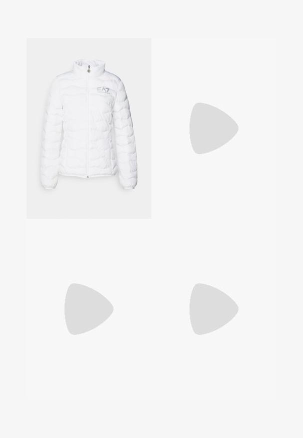 EA7 Emporio Armani Giacca invernale - bianco; T-shirt bianco in cotone con maniche corte, scollatura rotonda, presenta un piccolo logo EA7 dorato sull'area sinistra del petto.; Pantaloni da sudore di un beige chiaro con vita elastica, cordino e caviglie con polsini. Presentano due tasche laterali e un piccolo dettaglio del logo.; Sneaker bianco con tomaia in pelle liscia, suola in gomma testurizzata, punta arrotondata e dettaglio riflettente sul tallone.