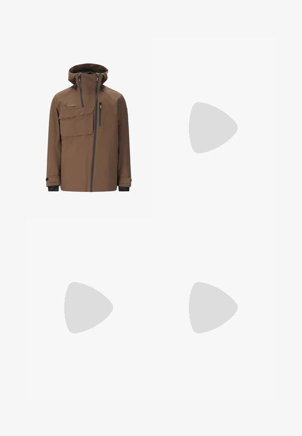 Braune wasserdichte Jacke mit hohem Kragen, verstellbarem Kapuze, Fronttasche und Reißverschlusstasche auf der Brust. Mit schwarzen Akzenten und Bündchen.; Weißes Langarm-Hemd aus Baumwolle mit Knopfleiste. Es zeichnet sich durch einen klassischen Kragen, Knopfmanschetten und ein kleines, navyblaues gesticktes Logo auf der Brust aus.; Hellblaue Slim-Fit-Jeans mit leichtem Verblassen an den Oberschenkeln, vorderem Knopfverschluss, Gürtelschlaufen und Fünf-Taschen-Stil auf einem weißen Hintergrund.; Graue Sportausstattung mit einem Obermaterial aus Wildleder und Textil, weißem Nike-Swoosh und weißen Schnürsenkeln. Verfügt über eine strukturierte Gummisohle und einen gepolsterten Kragen.