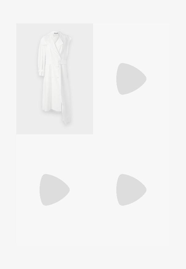 Baltas tranšėjos paltas su dvigubai priekiniais sagomis, diržu liemens srityje, plačiu apykakle ir viena ilga rankove. Paltas pasižymi glotnaus audinio apdaila.; Juodas trumpomis rankovėmis marškinėliai su apvaliu kaklu, vidinėje apykaklės pusėje yra balta etiketė su užrašu "D.R.C. EST. 2002" ant balto fono.; Juodi platūs kelniai su elastine juosta ir ilgais raišteliais, rodomi ant paprasto balto fono.; Balti sportiniai bateliai su tekstūruotu zomšiniu priekiu, sklandžiu tinkliniu viršumi, dekoratyviomis raištelėmis ir juodu guminiu kulno akcentu.