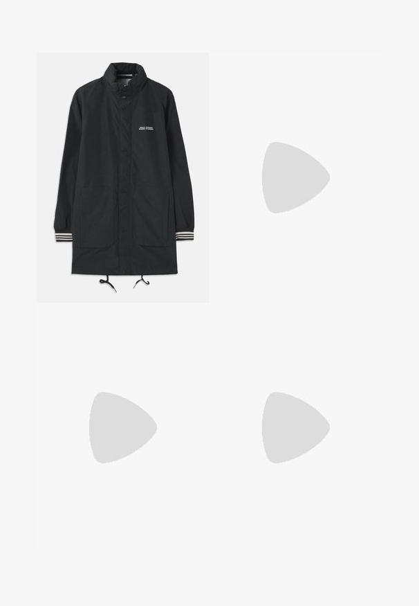 Casaco impermeável azul-marinho com colarinho alto, botões de pressão, dois bolsos frontais e punhos riscada. Cordão ajustável na bainha. Logótipo em texto no peito.; Sweatshirt preto feito de tecido suave. Possui um decote redondo e mangas longas. A parte da frente exibe "ARMANI EXCHANGE" e "1991" em cores contrastantes.; Calças de treino pretas feitas de tecido suave, com um cós elástico, pernas retas e um pequeno detalhe de logotipo de um lado.; Sapatilha de couro branco com acabamento suave, bico redondo, atacadores planos e uma sola texturizada. Apresenta um logotipo discreto no calcanhar.