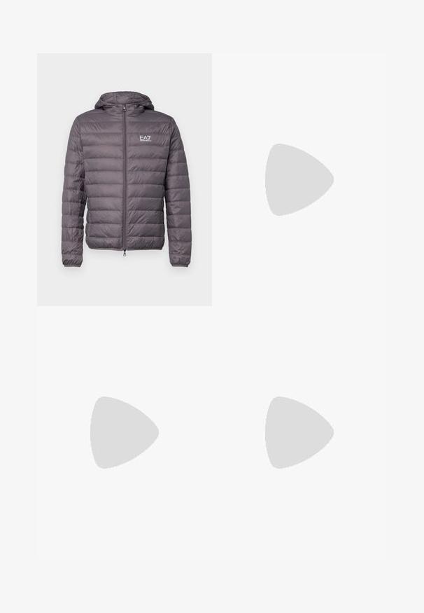 Grå puffjakke med glidelåsfront, hette og elastiske mansjetter. Har et kviltet design og en liten logo på brystet.; Hvit bomulls t-skjorte med rund hals og korte ermer, med en gullfarget EA7 Emporio Armani-logo trykket på fronten.; Sorte treningsshorts laget av mykt stoff, med elastisk midje og en liten gul EA7-logo nederst på venstre ben.; Hvite lærersneakers med en jevn overflate, rund tå, flate lisser og en teksturert såle. Har en subtil logo på hælen.