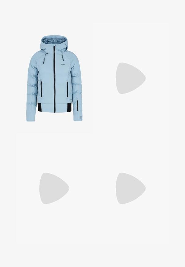 Lichtblauwe geïsoleerde jack met een rits aan de voorkant, zwarte accenten, verstelbare capuchon en twee zijzakken. Gemaakt van waterdicht materiaal.; Witte sportshirt met korte mouwen, gemaakt van zachte, rekbare stof. Voorzien van een klein zwart Adidas-logo op de borst.; Zwarte sportshorts van rekbare stof, met witte zijstrips en een Adidas-logo op de onderkant van het rechterbeen. Als een gladde textuur.; adidas Performance PUREBOOST 5 - Hardloopschoenen voor op de weg - white/glow blue/purple burst