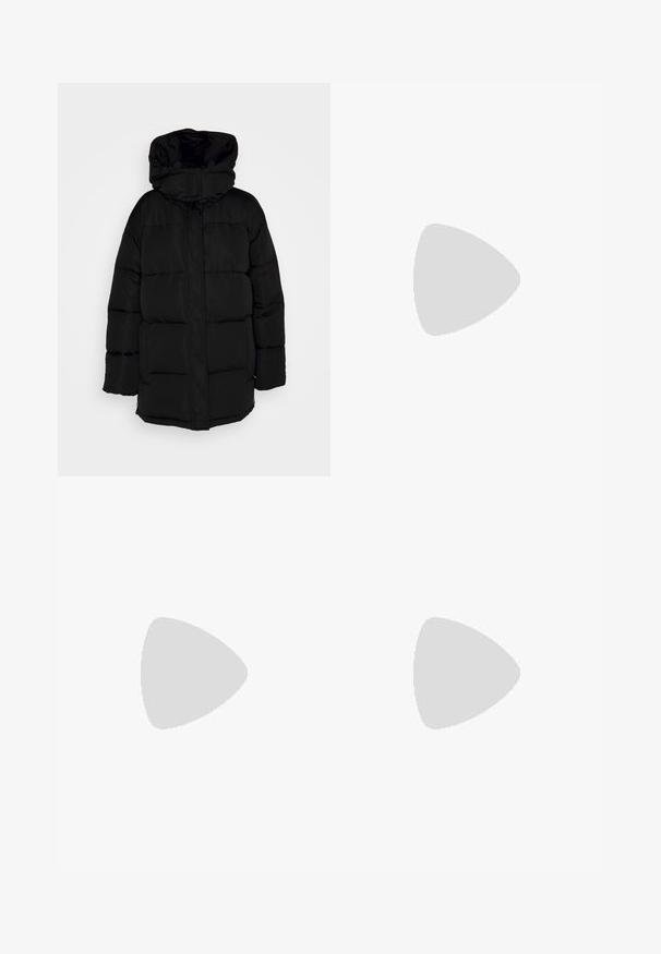 Schwarze Daunenjacke mit Kapuze, mit einem gesteppten Design und einem Frontreißverschluss, aus einem glatten, leichten Stoff gefertigt.; Grünes Maxikleid im Halter-Stil aus satinartigen Stoff mit rüschierten Details an der Taille und dem Saum. Glatte Textur mit fließender Silhouette.; Weiße flache Schuhe mit einer spitzen Zehe, verziert mit silbernen Nieten, verfügen über einen Schnallenriemen über dem Spann und eine hellbraune Sohle.; Silber, polierte Metall-Hoop-Ohrringe mit einer glatten, abgerundeten Form und einer offenen Lücke vorne. Mit Postverschluss für sicheren Halt.