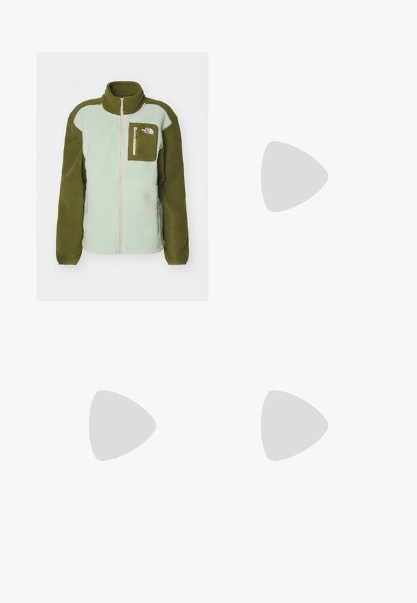 The North Face YUMIORI FULL ZIP - Polárdzseki - misty sage-forest olive; Két rövidujjú póló fehér és világoskék színben, texturált pamutból készült, kis piros logóval a mellrészen.; Fehér, bő szárú sportnadrág ribbelt derékpánttal és diszkrét logórésszel. Simá szövet, laza szabással és taperált szárral.; Kék hálós és velúr sportcipők narancssárga részletekkel és fehér fűzőkkel. Fekete gumitalp. Fehér zoknival viselve egy kék felületen.