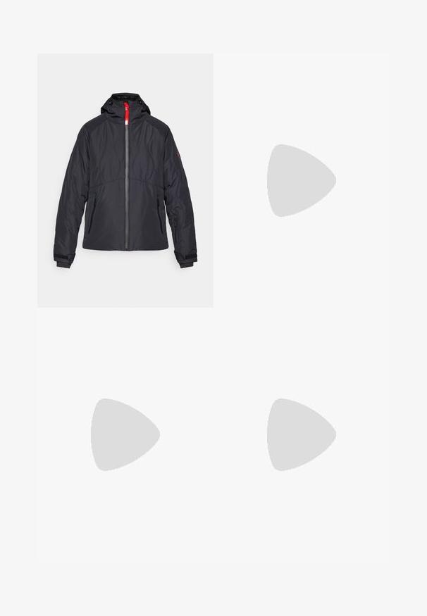 Giacca nera isolata con zip frontale, un accento rosso, cappuccio regolabile e tasche con zip. Presenta un design trapuntato sul torso.; The North Face FLEX SHORT SLEEVES TEE - T-Shirt sport - black; Pantaloni neri da esterno realizzati in tessuto durevole. Presentano tasche con zip, pannelli rinforzati sulle ginocchia e un design a taglio dritto per la massima mobilità.; Scarpa da trekking nera con una tomaia texturizzata, chiusura con lacci e una suola di gomma spessa che presenta un logo prominente sul lato e disegni del battistrada.