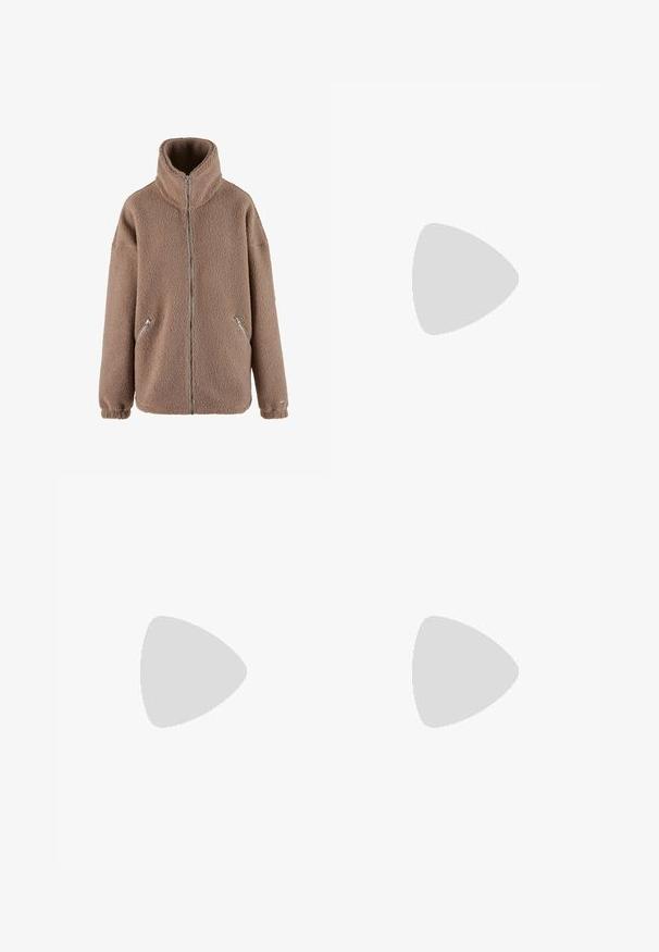 aim’n® Polárdzseki - dark clay; Fekete bordázott ujjatlan felső vékony vállpántokkal, lekerekített nyakkivágással és testhezálló fazonnal. Puha tapintású és rugalmas anyag.; Fekete, bő szárú nadrág rugalmas derékpánttal és egy kis fehér Nike logóval. Anyaga sima tapintású, kényelmes és mindennapi viseletre lett tervezve.; Fehér és ezüst Nike sportcipők hálós anyagból, fényvisszaverő részletekkel és bézs talppal. Fekete zoknival viselve, egy kék felületen állva.