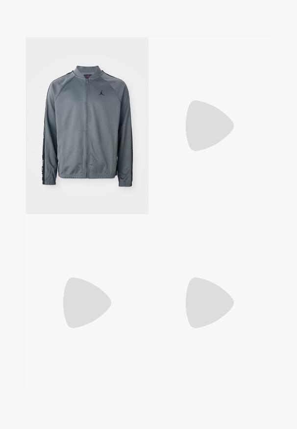 Sivá športová bunda na zips s čiernymi bočnými pruhmi a malým čiernym logom Jumpman na ľavej hrudi.; Biela bavlnená tričko s krátkymi rukávmi, okrúhlym výstrihom, uvoľneným strihom a žiadnymi viditeľnými logami alebo vzormi. Hladká textúra a minimálny dizajn.; Čierne jogger nohavice z mäkkej tkaniny, vybavené elastickým pásom s šnúrkou, ribbovanými manžetami a malým logom na ľavom stehne.; Biele kožené tenisky s perforáciami, okrúhlou špičkou, plochou podrážkou a hrubými šnúrkami, pričom majú viditeľné logo swoosh a nápis "AIR" na päte.