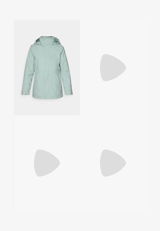 Giacca impermeabile verde menta chiaro con colletto alto, vita sagomata, chiusura frontale con zip e due tasche laterali con zip.; T-shirt bianco in morbido cotone, con maniche corte, dettaglio a nodo torsadato sul davanti e anello decorativo in vita.; Jeans a gamba larga in denim blu scuro con vita alta, cinque tasche, cuciture a contrasto e hardware in metallo argentato. Texture liscia e finitura pulita.; Stivale alla caviglia in suede marrone con punta affusolata e tacco kitten basso. Presenta cuciture decorative e un tab sul retro per una facile calzata.