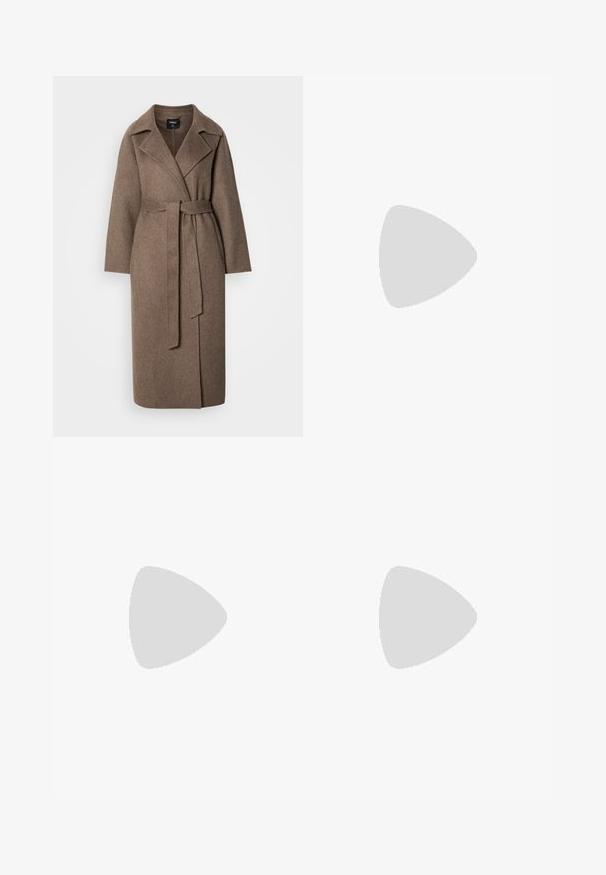 Lang brun uldfrakke med brede revers og et matchende bælte knyttet i taljen, vist på en ensfarvet lys baggrund.; Beige kabelstrik cardigan med rund krave, knaplukning foran, ribbede manchetter og kant. Har et lille logo på venstre bryst.; Overdimensioneret hvid bomulds t-shirt med korte ærmer, rund halsudskæring og glat tekstur. Ingen mønstre eller synlige hardware detaljer.; ST MRLO IRIS - Flared jeans - light blue wash; Brune ruskinds ballerina med spids tå og lav profil. Har en glat tekstur og minimalistisk design. Ingen synlig hardware eller accenter.; Guldtonede stikørestikkere med en glat, uregelmæssig oval form. Har en poleret overflade og et minimalistisk design uden synlig hardware.