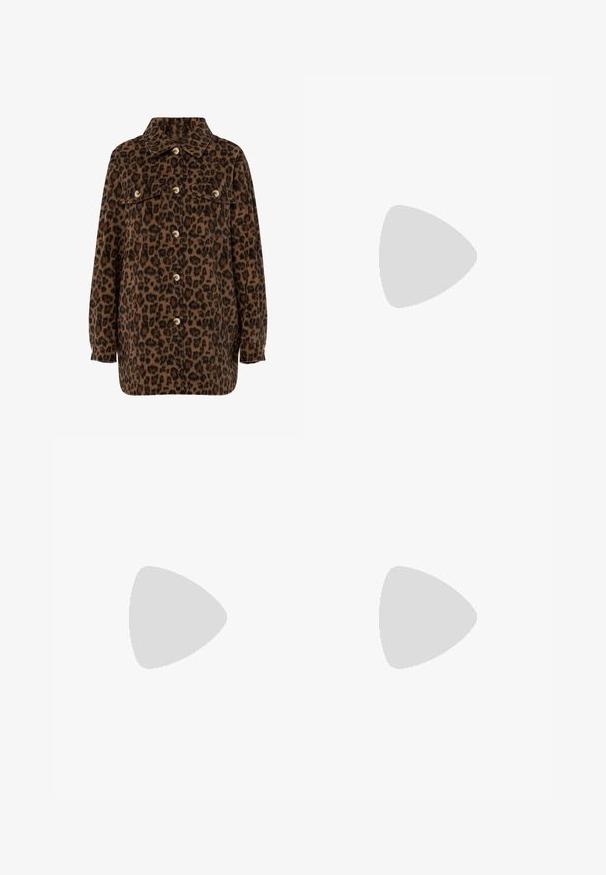 Giacca camicia con stampa leopardata in marrone e nero, con colletto, chiusura a bottoni, due tasche sul petto e maniche lunghe. Texture morbida.; Tre magliette a maniche lunghe impilate: nera, grigia e bianca. Ognuna ha un colletto rotondo e un design accorciato con tessuto morbido e leggero.; Leggings a zampa nera realizzati in un tessuto elasticizzato. Presentano una vita alta e una superficie liscia, con una silhouette aderente che si ampia all'orlo.; Sneakers in suede grigio con lacci bianchi, strisce nere e suola in gomma bianca. Presentano un logo circolare sulla linguetta e una suola in gomma.