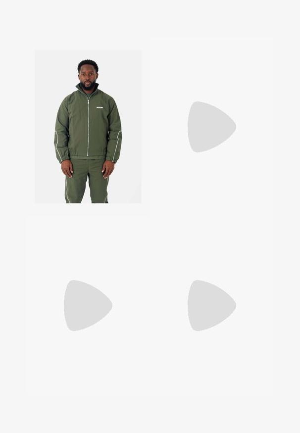 Olijfgroene jas met hoge kraag en witte accenten, voorzien van een rits aan de voorkant, elastische manchetten en een logo op de borst. Gecombineerd met bijpassende broeken.; Lichtblauwe hoodie van zacht materiaal, met een voorzak, ribgebreide manchetten en een capuchon met trekkoord. Minimale branding op de zak.; Blauwe katoenen t-shirt met een ronde hals en korte mouwen; heeft een kleine tekstdetail aan de bovenlinke kant.; Lichtblauwe sweatpants met een elastische tailleband, taps toelopende benen en een wit logo op de linkerdij. Gemaakt van zachte, gestructureerde stof.; Lichtgrijze instapklomp gemaakt van zacht materiaal met ventilatiegaten, een ribbelzool en een verstelbare beige band voor een veilige pasvorm.; Blauwe zonnebril met een transparant kunststof frame, hoekige vorm en blauw getinte glazen. Bevat logo detail op de armen.