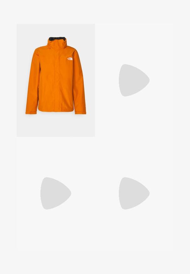 The North Face SANGRO JACKET - Vandeniui atspari striukė - desert rust dark heather; Juodas medvilninis Nike marškinėliai su klasikinėmis apykaklėmis, trumpomis rankovėmis ir subtiliu, įspaustu logotipu ant krūtinės. Sklandus tekstūra.; Juodos laisvos kelnės su raišteliu liemens, šoninėmis kišenėmis ir tiesiu kirpimu ant vienodos fono.; Juodi sportiniai bateliai su tekstūruota medžiaga ir guminiais padais, su elastingomis raišteliais ir mėlynu akcentu ant kulno. Dėvimi su šviesiai mėlynomis džinsinėmis kelnėmis.