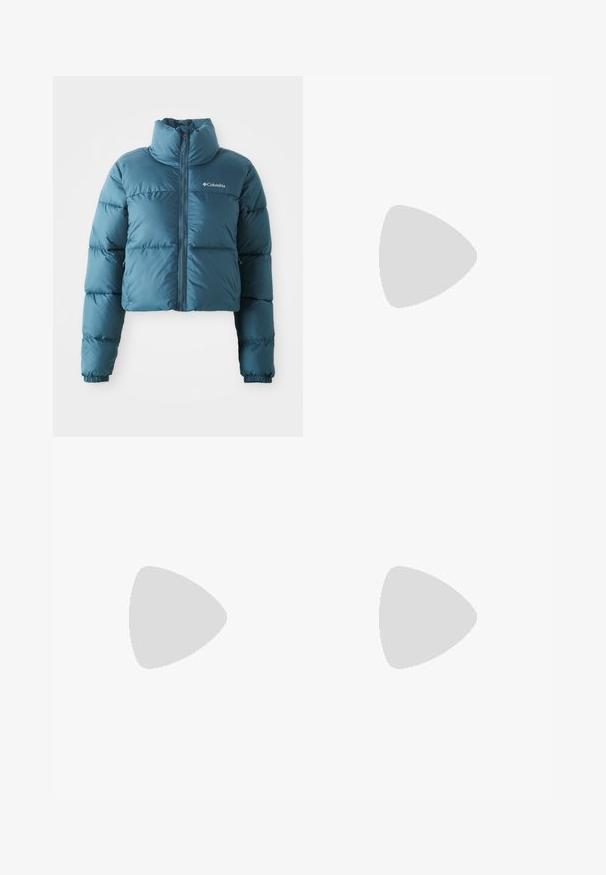 Casaco puffer azul cortado, feito de tecido resistente à água. Apresenta um colarinho alto, fecho frontal e costuras horizontais para isolamento.; T-shirt cinza de manga curta com decote redondo, com um pequeno patch em forma de coração vermelho no lado esquerdo do peito, com a inscrição "Carhartt WIP."; Calças cargo bege com uma cintura alta, pernas largas e quatro grandes bolsos laterais. Feitas de um tecido resistente com uma textura suave e minimalista.; Sapato de camurça verde com detalhes amarelos e três riscas. Bico arredondado, sola de borracha plana e logo da marca em destaque na lateral.