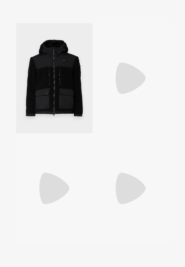 Mustat eristetyt takki, jossa on teksturoitu fleece-runko, huppu, vetoketjukiinnitys ja kaksi suurta napillista taskua. Sisältää sileät hartiapaneelit.; Mustat puuvillapaidat, joissa on pyöreä kaula-aukko, valko-vihreä raidallinen reuna ja brodeerattu vihreä krokotiililogo vasemmassa rinnassa.; Mustat cargo-housut kevyestä kankaasta, rentoa istuvuutta, joissa on kaksi suurta sivutaskua ja nappikiinnitys.; Lacoste-tennar i mörkgrått med nät- och syntetmaterial, med en texturerad sula och bruna accenter på kragen och märket.