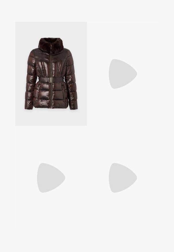 MICHAEL Michael Kors PACKABLE JACKET  - Vinterjakker - chocolate; Sort cropped skjorte lavet af blødt stof, med en knaplukning, høj krave og puffede lange ærmer med tætsiddende manchetter.; Polo Ralph Lauren HIGH RISE RELAXED STRAIGHT TROUSER - Bukser - black; Sort hæl-sandal med krydsede stropper og justerbar spænde. Har en glat overflade og spids stilettohæl.