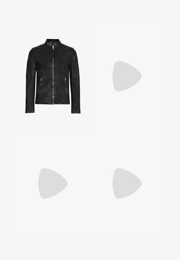 Zwarte leren jas met hoge kraag, voorzijde met rits, en twee ritszakken, met een gladde textuur en een slim fit ontwerp.; Zwarte gebreide trui met ritskraag en een textuurdesign, met een ritsluiting aan de voorkant en ribgebreide manchetten en zoom.; Zwarte spijkerbroek met een recht model, voorzien van een rits, riemlussen en zes zakken, gemaakt van een stevige katoenmix.; Zwarte leren loafers met een gladde afwerking, voorzien van een decoratieve band en contrasterende stiksels, gecombineerd met beige broeken.