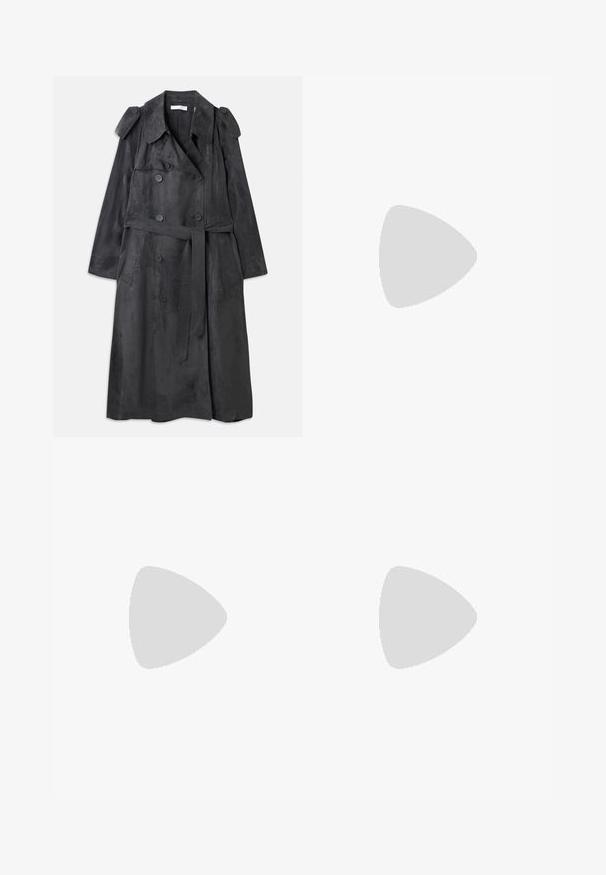 Lungo trench coat grigio scuro realizzato in materiale morbido simile alla suede, con bottoni doppi, spalline e una cintura abbinata.; Abito nero in satin con scollo a halter, con un davanti drappeggiato, silhouette aderente e dettaglio a taglio all'collo, lungo fino a metà coscia.; Mule nere in pelle con tacco alto, punta aperta, design affusolato, texture liscia e tacco stiletto sottile.; Borsa a mano in pelle nera con design curvo, caratterizzata da borchie argentate, una fibbia e due tasche laterali. Tracolla regolabile per diverse opzioni di trasporto.