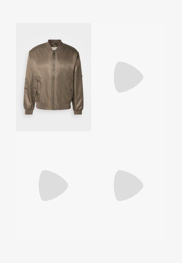 Ruskea satiininen bomber-takki, jossa on vetoketjukiinnitys, ribbaatut hihansuut ja kaksi sivutaskua. Takki sisältää klassisen muotoilun ja sileän tekstuurin.; Pitkähihaisesta valkoisesta puuvillapaidasta, jossa on pyöreä pääntie, sivuhaalareita alaosassa ja sileä pinta, näkyy takaa.; Vaaleansiniset farkut suoranlahkeisella muotoilulla, viisi taskua, nappisuljenta, vähäinen kuluminen ja kontrastiväriset ompeluyksityiskohdat.; Valkoinen tennari, jossa on sileä nahkapäällinen ja matala profiili. Ominaisuuksiin kuuluu pyöreä kärki, kuusi rei'itystä ja teksturoitu kumipohja.