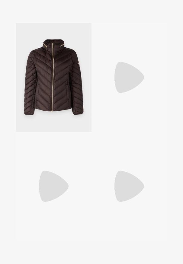 MICHAEL Michael Kors SHORT PACKABLE  - Gewatteerde jas - chocolate; Witte korte mouwen t-shirt van ribstof. Ronde halslijn, normale pasvorm en subtiele stiksels. Geen patronen of grafische elementen.; Lichtblauwe denim jeans met een rechte pasvorm, subtiele vervaging en een medium hoge taille. Beschikt over vijf zakken en riemlussen.; Zwarte leren ballerina met een ronde neus, gladde textuur, minimale stikdetails en een flexibele zoolontwerp.