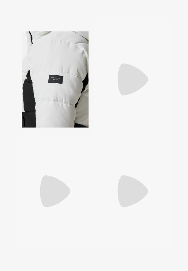 Hvid pufferjakke med sort detalje og struktureret lap med "SWEDEMOUNT" logo; kviltet design, blankt stof og hætte.; Sort langærmet t-shirt lavet af bomuld med rund hals. Har et lille hvidt logo på venstre brystområde. Enkel design og pasform.; Sorte nylon cargo bukser med lynlås, justerbare manchetter, flere lommer og et logo på højre ben. Glat, let tekstur.; Beige og creme atletiksko med struktureret mesh-overdel, støttende overlays og gummiyderside med et mønster for trækkraft.