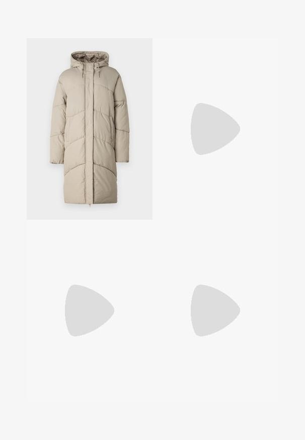 Parka bege acolchoada com capuz, apresentando costuras horizontais e bolsos laterais. O tecido tem uma textura suave e lisa.; Suéter tricotado cinza claro, cortado, com gola alta e punhos canelados, apresentando padrões de cabos texturizados ao longo das costas e dos lados.; Calças largas numa cor bege clara, feitas de um tecido suave. Apresentam uma cintura clássica e parte da frente lisa com linhas limpas.; Botas Chelsea em suede castanho com painéis laterais elásticos e uma sola plataforma grossa e texturizada. Apresenta uma alça na parte de trás para facilitar o calce.