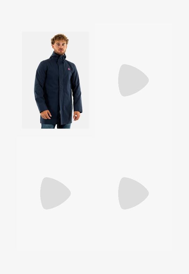 Abrigo azul marino resistente al agua con capucha, cierre frontal de cremallera, bolsillos laterales y un detalle de logo circular en el pecho.; Camisa de manga larga a rayas azul y blanca hecha de algodón, con cuello de botón, botones en el frente y un pequeño logo bordado en el pecho.; Pantalones beiges con una textura suave, corte recto, dos bolsillos traseros con botones y una cinturilla estándar.; Zapatilla negra con suela blanca flotando sobre una alfombra texturizada beige cerca de una mesa redonda de madera con libros apilados.