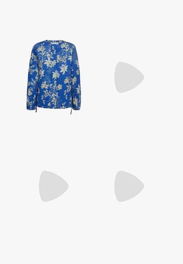 Blå quiltet jakke med hvidt blomstermønster, rund hals, lange ærmer og lukning fortil. Har snore i siderne ved kanten.; Hvid fitted top lavet af ribbet stof med cap sleeves og samlede detaljer i siderne for tekstur og form.; Hvide bukser med bred benlængde lavet af et letvægtsstof. Har et elastisk talje med snor og sidelommer. Glat tekstur.; Beige platform sandaler med tykke såler har et bånddesign og justerbare ankelremme. Båret med bredbenede denimbukser, hvor den ene kant er flosset.
