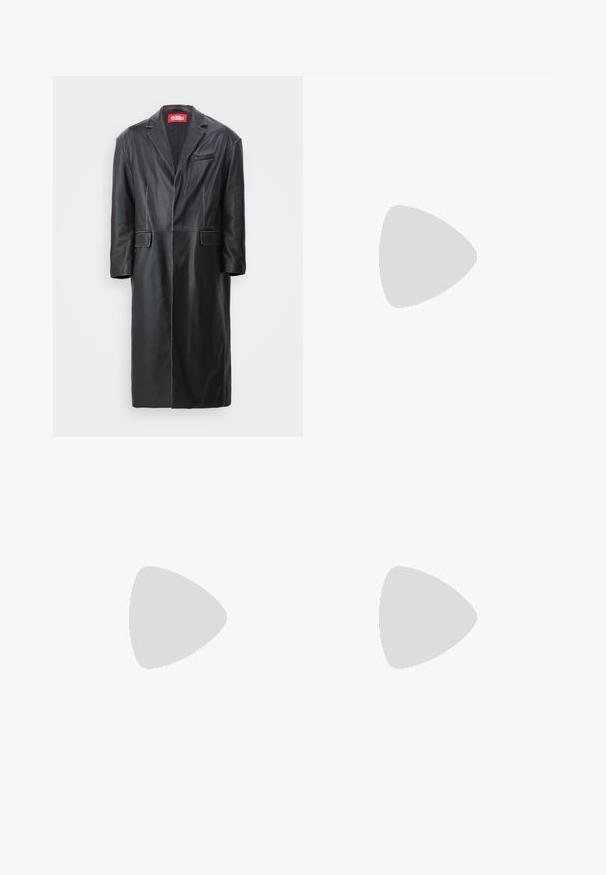 032c ORION COAT - Klassischer Mantel - black; Schwarzes T-Shirt mit kurzen Ärmeln aus geripptem Stoff, mit Rundhalsausschnitt und einer schlichten, kastigen Silhouette.; Schwarze Jeans mit geradem Schnitt, Fünf-Taschen-Design und einem vorderen Knopfverschluss. Glatte Textur mit minimalen Nähten.; Schwarze High-Top-Sneaker aus einer Kombination von Leder und Wildleder, mit einer strukturierten Oberfläche, kontrastierenden grauen Akzenten und flachen Schnürsenkeln.
