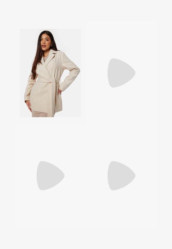 Cappotto avvolgente beige con maniche lunghe, colletto a revers e vita legata. Realizzato in un materiale morbido e strutturato. Presenta tasche laterali.; Top bianco senza maniche con scollatura rotonda. Realizzato in tessuto liscio, presenta una vestibilità rilassata e un design minimalista. Nessun motivo o accentuazione.; Pantaloni in denim neri a gamba larga con vita alta, dotati di tasche anteriori e posteriori, cuciture a punto, e chiusura con bottone. Texture liscia.; Bershka Sandali con tacco - black