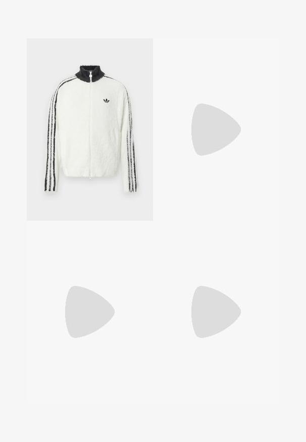 Furry zip-up jacka i vitt med hög krage, svart Adidas-logga och svarta ränder längs ärmarna. Mjuk textur och avslappnad passform.; Vit bomullströja med korta ärmar. Framsidan har svart text: "INTE IMORGON INTE IDAG" och "KONSTEN ATT FLYTTA JORD" i grön skrivstil.; Svarta svettshorts i bomullsblandning. Har resårlinning med dragsko, sidofickor och en avslappnad passform.; Vita och svarta träningsskor med en strukturerad sula, som har utskärningar på sidorna och snörning, samt en vadderad baksida för stöd.