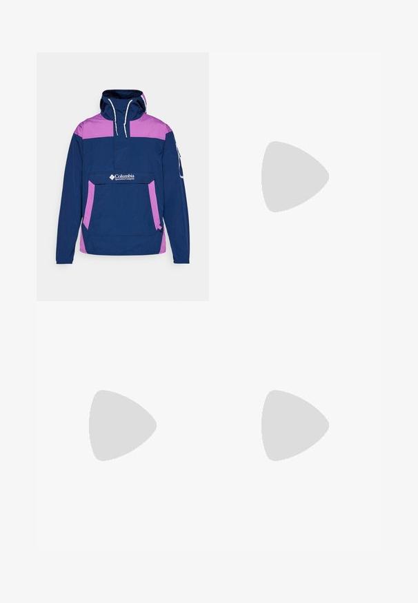 Pulover jakna s kapuljačom u mornarsko plavoj i rozoj boji, s prednjim dzepom, bijelim ušicama i logom. Glatka tekstura, dugi rukavi i sportski dizajn.; Crna majica kratkih rukava izrađena od lagane tkanine. Ima mali bijeli logo na lijevoj strani grudi i suptilne naglaske na ramenima.; Crne sportske hlače od lagane tkanine, s pojasom na vezanje, bočnim džepovima i suženim manžetama na gležnjevima.; Crne trail trkačke cipele s teksturiranim gornjim dijelom, gumeni potplat i ojačana zaštita za prste. Imaju podstavljen ovratnik i trakicu za lakše obuvanje.
