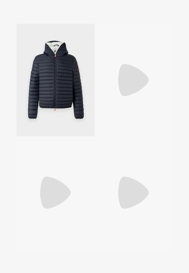 Marineblauwe donzen jas met een rits aan de voorkant, capuchon en horizontaal doorgestikt ontwerp. Voorzien van een oranje ritstrekker en een logo op de linkermouw.; BOSS TEE - T-shirt basic - open white; Witte broeken gemaakt van een gladde stof, met een recht model, voorplooien en een enkele knoopsluiting bij de taille.; Witte leren sneaker met een gestructureerde bovenkant, een ronde neus, minimalistisch ontwerp en een rubberen zool met gestikte details.