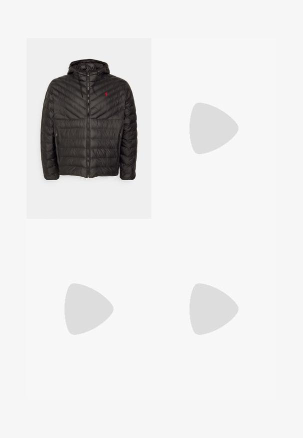 Polo Ralph Lauren Big & Tall TERRA CHVRON INSULATED PLUS SIZE - Allvädersjacka - black; Vit bomulls-T-shirt med korta ärmar, rund halsringning och en liten marinblå logotyp på vänster bröst. Slät textur, avslappnad passform.; Ljusblå denimjeans med en avslappnad passform, femficksdesign och kontrasterande sömmar. Blek textur vid låren och fållen.; Vita lädersneakers med strukturerade paneler, rund tå, perforeringar för andningsförmåga och upphöjd gummisul. Har en svart hästsymbol.