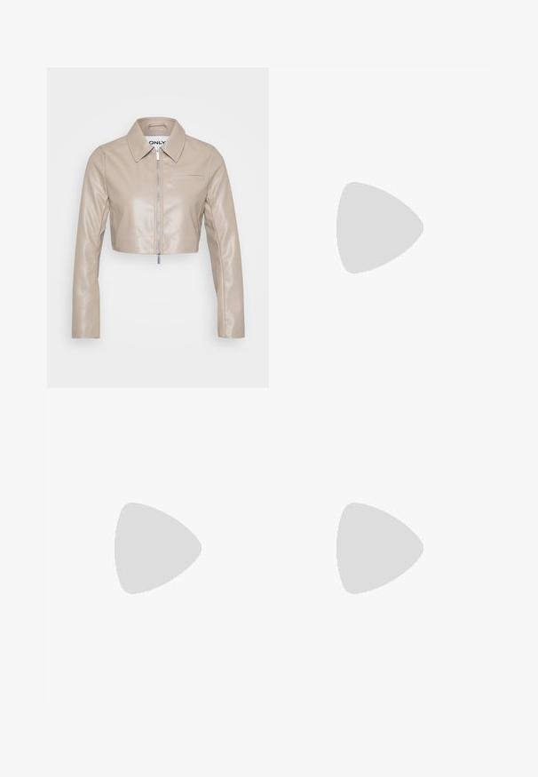 ONLY Petite ONLSARAMY JACKET - Veste en similicuir - fungi; T-shirt blanc à manches courtes en coton doux. Présente un col rond et une coupe décontractée. Design épuré sans motifs ni accents visibles.; Pantalons en lin blancs avec une coupe décontractée, une taille élastique et un cordon de serrage. Dotés de jambes droites et d'ourlets retroussés pour un look décontracté.; Bottes à talon nu patent avec un bout pointu, une finition brillante et un talon bloc de hauteur intermédiaire. Texture lisse et silhouette élégante.