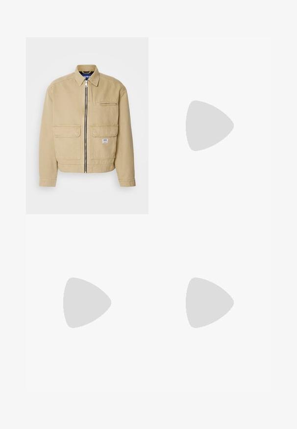 Beige bomullskåpe med glidelås foran, stående krage og to store lommer. Den har en liten glidelåslomme på brystet og et logo-merke.; Hvit longsleeve polo genser laget av mykt stoff, med klassisk krage, tre knapper og et lite logo-plaster på brystet.; Hvite, pregede bukser med skreddersydd passform, som har en jevn tekstur, beltehemper og avsmalnende ben. Ingen synlige lommer eller mønstre.; Hvite lær sneakers med beige semsket detaljer, som har rund tå, snøring foran og tan gummisåle, med merkevarenavnet "BOSS."