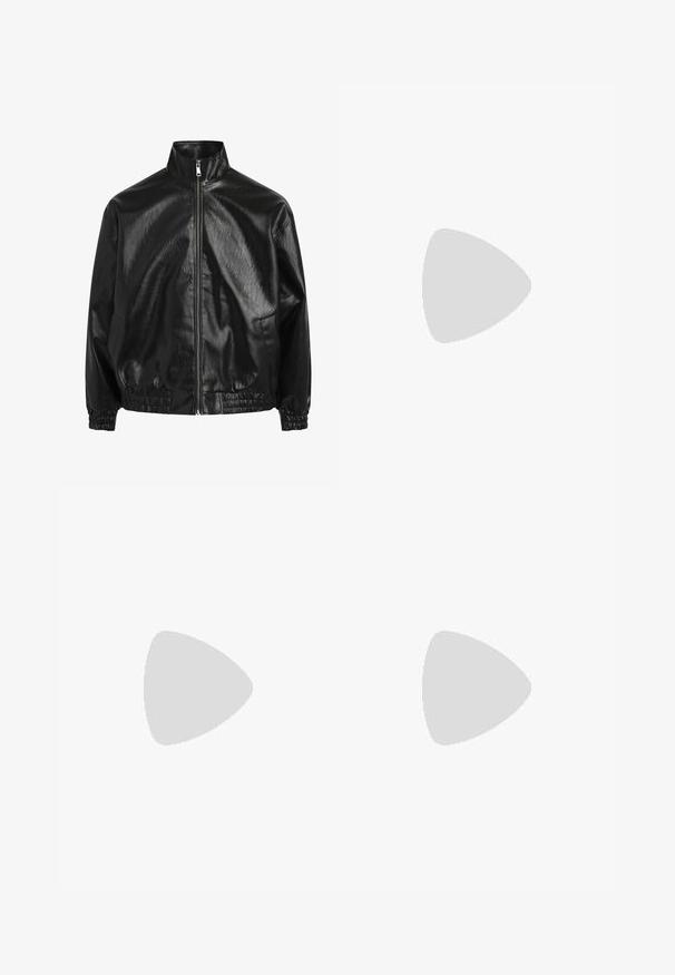 Redefined Rebel JACKET OVERSIZED FIT - Imitert skinnjakke - black; Svart bomull t-skjorte med rund hals, korte ermer og en avslappet passform. Glatt tekstur uten synlige mønstre eller detaljer.; Sorte bukser laget av glatt stoff, med rette ben, to frontfoldninger og standard liv med beltehemper.; Sorte skinn ankelstøvletter med spiss tå, elastiske sidepaneler, vertikale sømdetaljer og en lav blokkhæl.