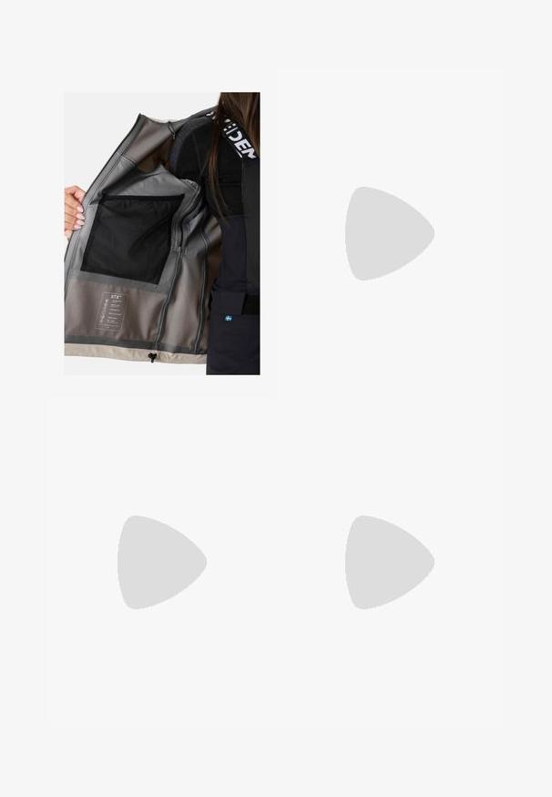 Interno della giacca impermeabile con tessuto a rete grigio, molteplici tasche e un'etichetta che descrive caratteristiche come traspirabilità e antivento.; Maglietta bianca a righe con scollatura rotonda e maniche corte. Presenta un piccolo logo Nike nero sul petto. Tessuto strutturato con una forma aderente.; Pantaloni ampi grigio chiaro realizzati in tessuto liscio. Presentano una vita elastica e il logo Nike nero sul lato sinistro.; Scarpa atletica bianca realizzata in materiali in rete e sintetici. Presenta un design testurizzato, colletto imbottito e accenti geometrici sul tallone.; Borsa a mano beige realizzata in materiale morbido, caratterizzata da un design morbido, dettagli cuciti e due manici. Adatta per l'uso quotidiano.