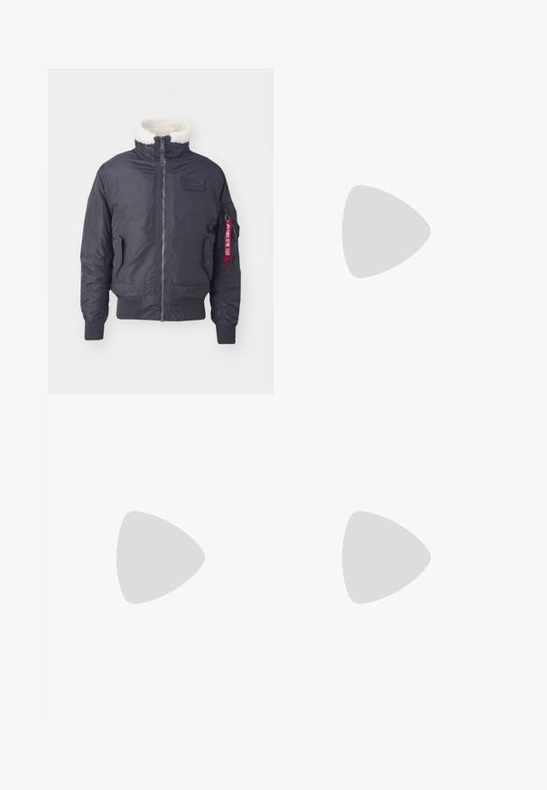 Sort isoleret bomberjakke med en faux fur krave, frontlynlås, sidelommer, ribbede manchetter og et rødt stofmærke på ærmet.; Sort bomulds T-shirt med rund halsudskæring og korte ærmer. Har et pink Nike-logo på øverste venstre side. Glat tekstur.; Sorte sportbukser med elastisk talje, hvide sidestriber, lynlåslukninger ved anklerne og et gummieret logo på forsiden.; Nike sneakers i sort ruskind, med en hvid mellemsål, rødt logo og synlig luftenhed. Den afrundede tå og teksturerede snørebånd fuldender designet.