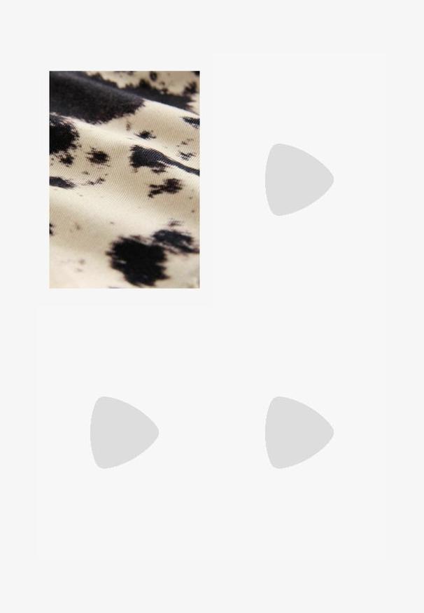 Tkanina bawełniana z kremowym tłem i nieregularnymi czarnymi plamami; gładka tekstura z delikatnym połyskiem, podkreślająca kontrast wzorów.; Prosta, biała koszulka wykonana z bawełny, z okrągłym dekoltem, krótkimi rękawami i luźnym krojem. Gładka faktura, bez wzorów czy akcentów.; Biała dżinsowa mini spódnica z fasonem w kopertę, z zapięciem na guziki z przodu, dwoma bocznymi kieszeniami oraz gładkim teksturowanym materiałem.; Sneakers z beżowo-brązowym nakrapianym wzorem, zawierające trzy białe paski, rzep oraz brązową gumową podeszwę.; Gucci UNISEX czarny; Jasnoniebieska skórzana torebka o strukturalnym kształcie, z złotymi elementami i górnym uchwytem. Posiada odczepiany pasek na ramię oraz teksturowaną powierzchnię.