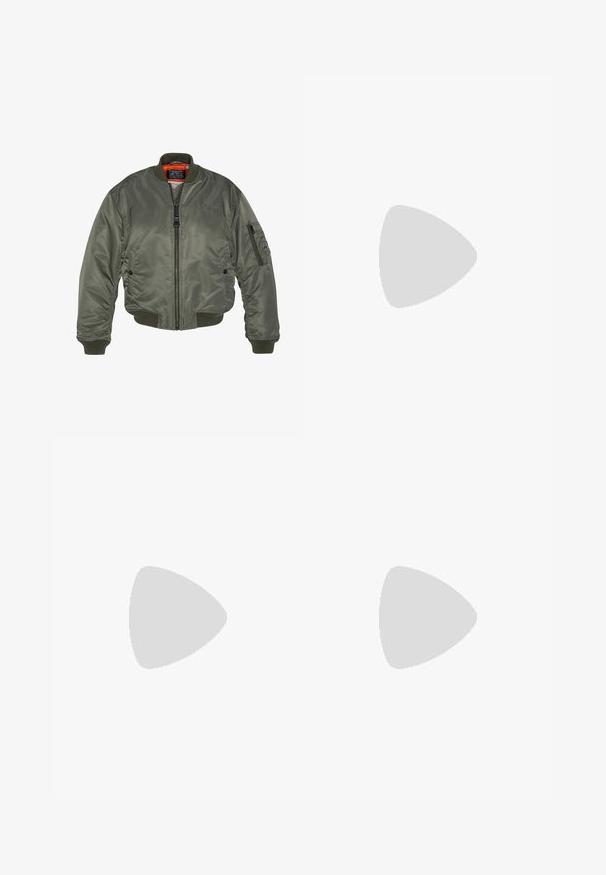 Olivegrüne Bomberjacke mit Reißverschluss vorne, gerippten Bündchen und Saum. Verfügt über Seitentaschen und ein orangefarbenes Innenfutter. Glatte, glänzende Textur.; Schwarz langärmliges Shirt mit weitem Ausschnitt, aus weichem Stoff gefertigt, mit einer taillierten Passform und minimalen Nähten.; Tarnleggings in Schwarz- und Grautönen, mit elastischem Bund, lockerer Passform und leichten Schlitzen am unteren Bein.; Schwarze Leder-Ankle-Boots mit klobigen Plateausohlen, Schnürverschluss und metallischen Akzenten. Sie verfügen über einen gepolsterten Schaft und strukturierte Details.; Schwarze Lederhandtasche mit einem silbernen Kettenriemen, versehen mit einem Herzakzent. Zwei Vorderfächer, Schnallenverschluss und eine strukturierte Oberfläche.