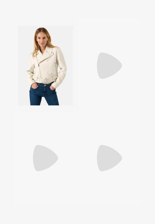 Weiße Leder-Motorradjacke mit Gürtel in der Taille, Reißverschlusstaschen und einem asymmetrischen Schnitt. Getragen mit blauen Jeans.; Weißes ärmelloses Top mit rundem Ausschnitt. Hergestellt aus glattem Stoff, hat es einen lässigen Schnitt und minimalistisches Design. Keine Muster oder Akzente.; Schwarze weite Sweatpants aus weichem Material, mit einem elastischen Taillenbund und einem kleinen Logo auf der linken Seite.; Schwarze Lackleder-Sneaker mit drei weißen Streifen, schwarzen Schnürsenkeln und strukturiertem schwarzen Sohlen, kombiniert mit olivgrünen Hosen.