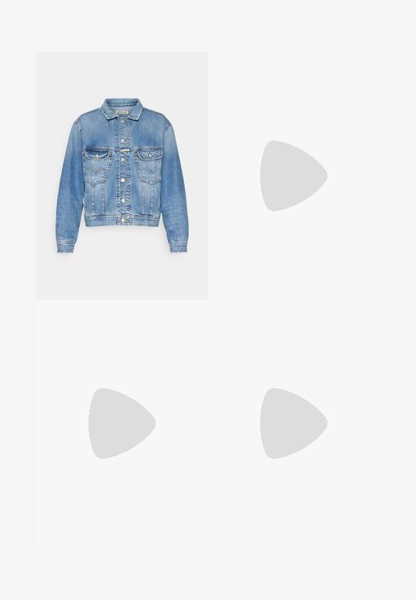 Giacca in denim azzurro chiaro con taglio classico, due tasche frontali, chiusura a bottoni e dettagli cuciti lungo le cuciture e il colletto.; T-shirt bianca in cotone con una grafica rossa di un cowboy e un cavallo sul petto a sinistra, accompagnata dal testo "RODEO DAYS" sotto il design.; Pantaloni cargo bianchi con vestibilità rilassata, chiusura frontale con bottone e molteplici tasche laterali, realizzati in materiale di cotone resistente.; Sneakers bianchi slip-on con superficie texturizzata, suola spessa e design minimalista. Presentano il logo del marchio sul lato.