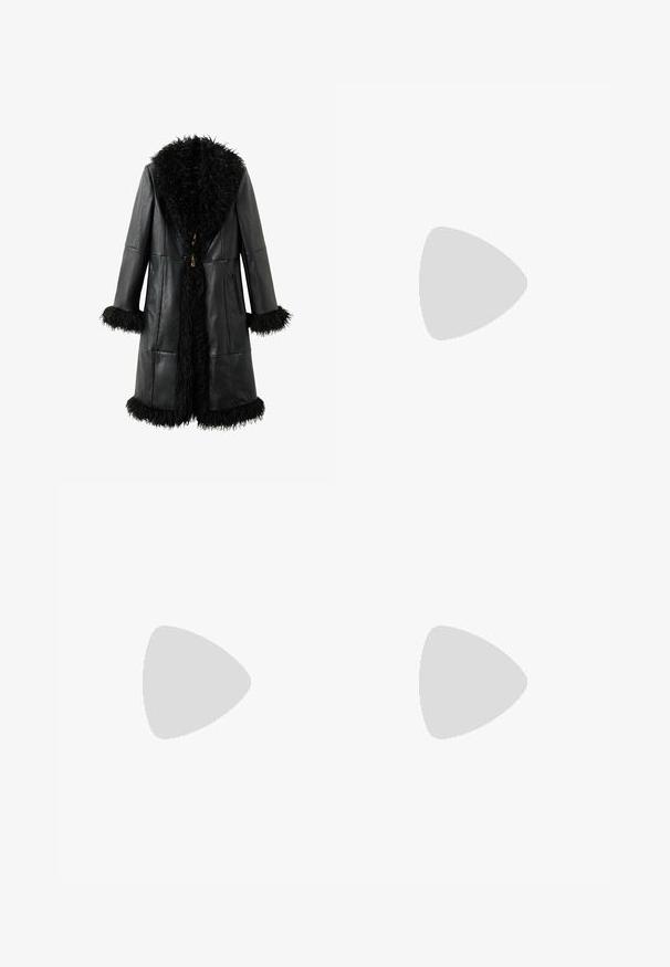 Zwarte leren jas met een fluffy zwarte bontkraag en -manchetten, een rechte snit en houten sluitingen. Twee zijzakken zijn inbegrepen.; Witte lange mouwen shirt gemaakt van zachte stof. Kenmerkt zich door een getailleerd ontwerp met geplooid detail bij de taille en een ronde halslijn.; Lichtblauwe denim wijde broek met een hoge taille, knoop- en ritssluiting, en een trekkoorddetail in de taille. Afgeronde zoomafwerking.; Zwarte leren instappers met een ronde neus, decoratieve franjes en gouden hardwareaccenten. Dikke rubberen zool voor extra grip en duurzaamheid.; Zwarte oversized zonnebril met ovale lenzen, een glad plastic montuur en gouden accenten op de pootjes. Donkere lenzen bieden bescherming tegen de zon.; Zwarte leren handtas met een gebogen ontwerp, twee lange handgrepen en zilveren hardware. Gladde textuur zonder zichtbare patronen of accenten.