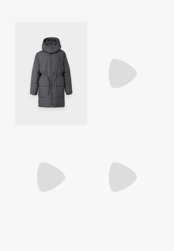 Temno siva puffer jakna s kapuco, z zadrgo, pasom na vrvico in dvema sprednjima žepoma. Gladka tekstura in prešita zasnova.; Črna bombažna majica s kratkimi rokavi, ki ima majhen roza metuljček na levi strani prsnega dela. Majica s krožnim ovratnikom in sproščenim krojem.; Črne flare jeans hlače z visokim pasom, ki imajo stranske šive in čist zaključek na robu. Tkanina ima gladko teksturo z rahlo raztegljivostjo.; Črne lakirane slingback pete s koničastim nosom in geometrijsko blokasto peto. Imajo eleganten, minimalističen dizajn in gladko teksturo.