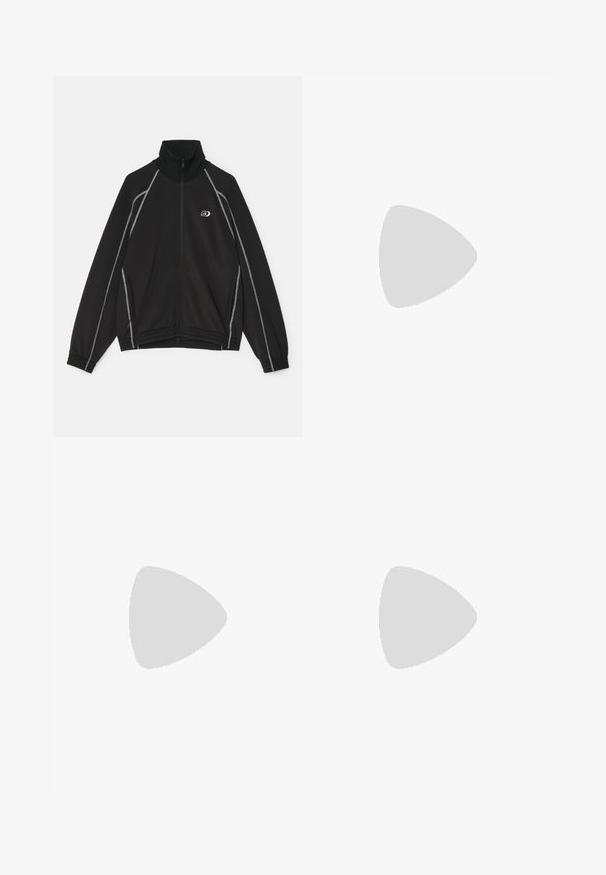 Juodas zip-up švarkas su aukštu apykakle, baltais akcentiniais siūlėmis, šoninėmis kišenėmis ir išsiuvinėtu logotipu ant krūtinės.; Juodas medvilninis marškinėliai su apvaliu iškirpu, trumpomis rankovėmis ir baltu "EMPORIO ARMANI" logotipu virš "Milano" kreivame dizaino.; Juodi, aukštai užtraukiami kelnių modeliai su plačiomis kojomis, pagaminti iš lygaus audinio. Yra priekiniai raukšlės ir diržo kilpos. Minimalistinio dizaino, be matomų detalių.; Juodų suede sportbačių su balta gumine padu, su toniniais siuvinėjimais ir raištelių užsegimu. Sklandus paviršius su šiuolaikine, laiko forma.