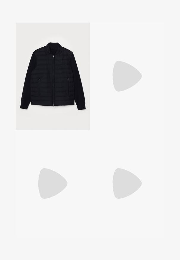 Emporio Armani JACKET - Páperová bunda - blue navy; Čierne tričko s krátkym rukávom a okrúhlym výstrihom so subtílnym embosovaným vzorom a značkovou nášivkou vo vnútri goliera, položené na bielom pozadí.; Čierne, vysoké nohavice so širokým strihom, vyrobené z hladkej látky. Obsahujú predné skladby a pútka na opasok. Minimalistický dizajn, bez viditeľnej kovania.; čierne semišové tenisky s bielou gumovou podrážkou, s tonálnym prešívaním a šnurovaním. Hladká textúra s moderným, zjednodušeným tvarom.