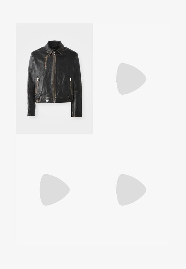 Giacca in pelle nera con colletto classico, chiusura frontale con zip, due tasche con zip e finitura invecchiata che mette in evidenza la texture e il design.; T-shirt nero a maniche corte in cotone. Presenta un collo a giro e una vestibilità comoda. Design semplice senza motivi o dettagli visibili.; Jeans in denim nero con una vestibilità ampia, caratterizzati da cuciture bianche a contrasto, chiusura a bottone e un design a gamba dritta.; Scarpe da barca in pelle blu navy con cuciture gialle, lacci rossi e occhielli argentati; punta tonda; suola in gomma bianca.