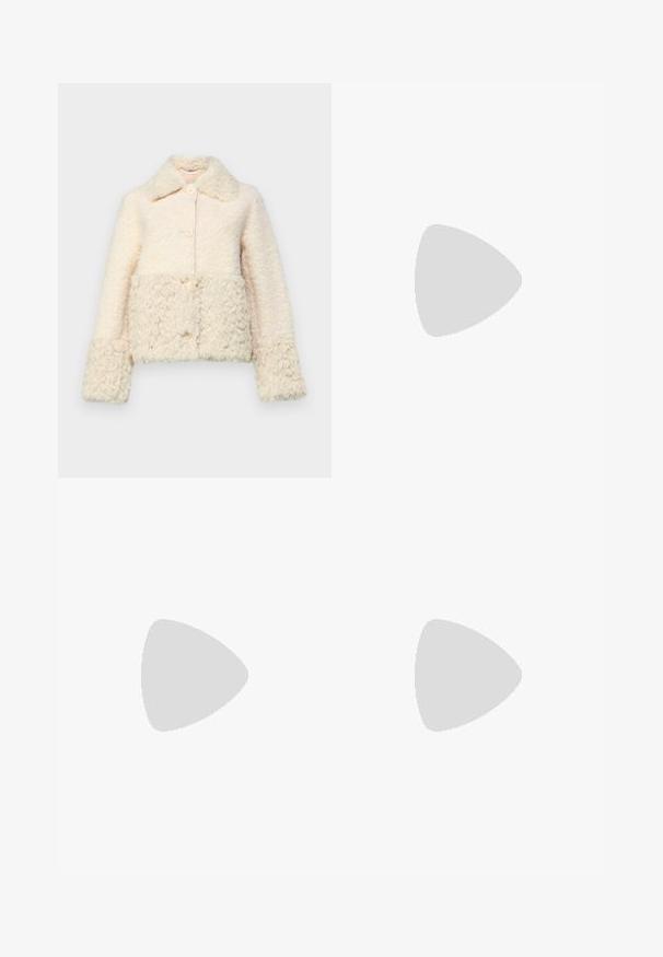 LIU JO GIUBBOTTO  - Vinterjakke - bianco lana; Svart av-skulder topp laget av mykt elastisk stoff. Har korte ermer og en tettsittende silhuett. Enkel, sømløs design.; Svart vide bukser med høy midje, knappdetaljer på midjebåndet og frontplisser.; Sorte lær ankle boots med elastiske sidepaneler, tykk gummisåle og høy blokkhæl. Har en løfletapp bak.