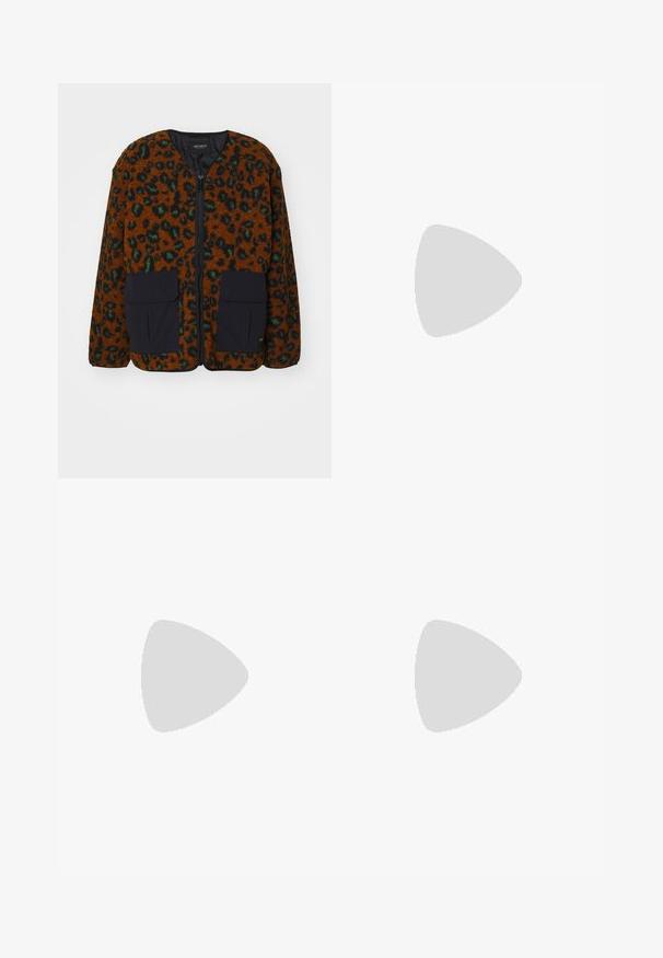 Brun leopardmønstret fleecejakke med sorte detaljer, med glidelås foran og to frontlommer. Den teksturerte materialet gir varme.; Hvit langermet T-skjorte laget av bomull. Rund hals-design med ribbestrikkede mansjetter og en liten logo på venstre erme. Glatt tekstur.; Olivenfargede, høy midje-bukser med rette bein. Laget av et lett stoff, med frontfolder og knappelukking.; Svarte tekstil-sneakers med hvite snørebånd, beige gummisåle og rødt akssent ved hælen. Rund tå og minimal stingdetalj.